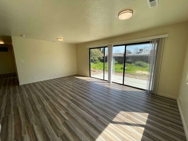 Foto del edificio - 1530 Overholtzer Dr