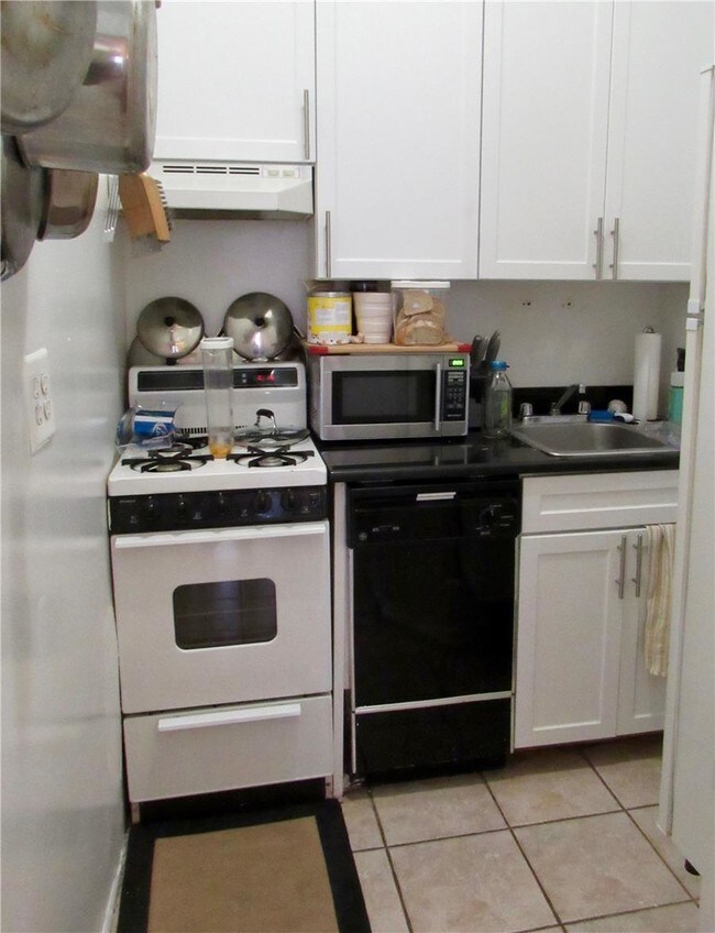 Building Photo - 102 W 86th St
