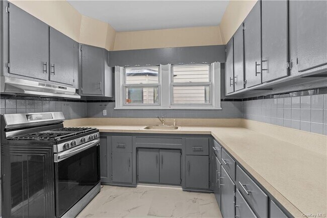 Foto del edificio - 420 Warwick Ave