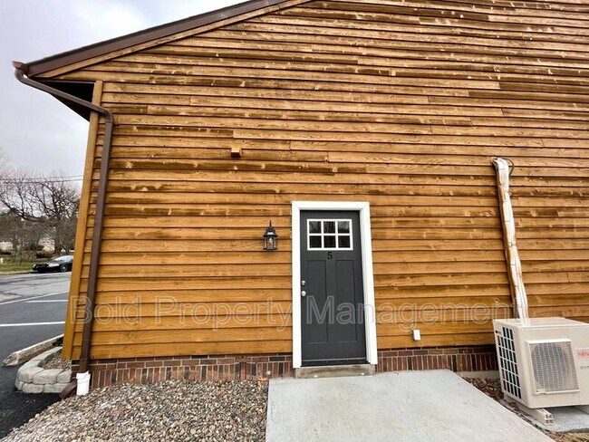 Building Photo - 355 Saylor St