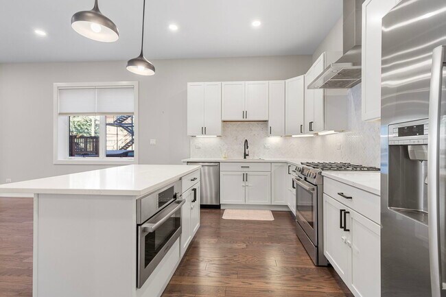 Building Photo - 3016 W Belmont Ave