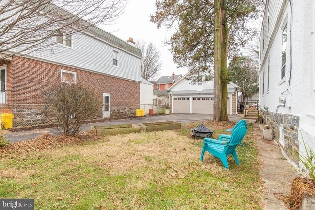 Building Photo - 246 Iona Ave