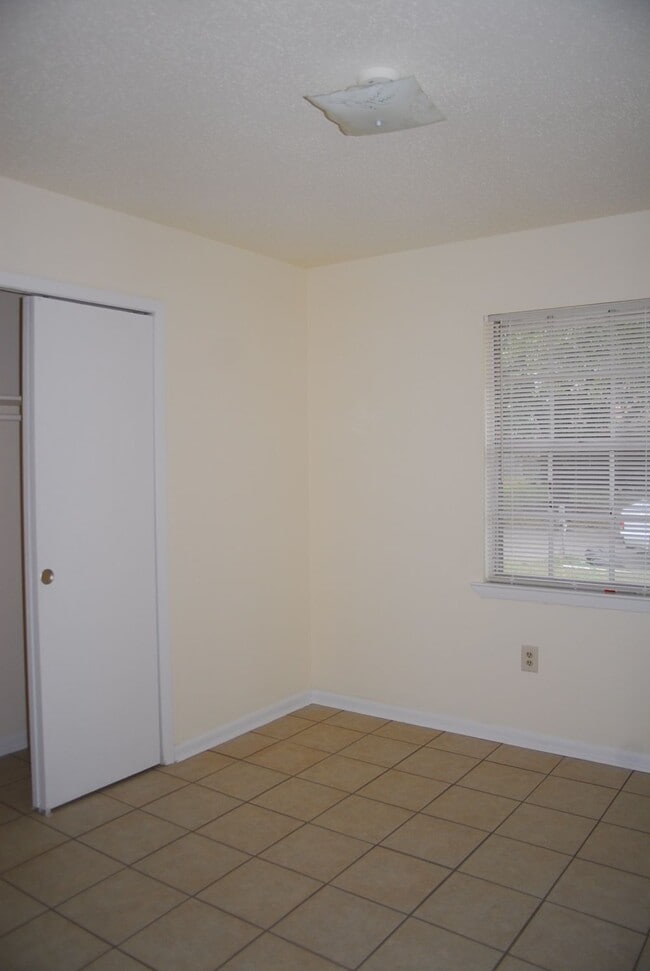 Building Photo - 1005 Debra Dr