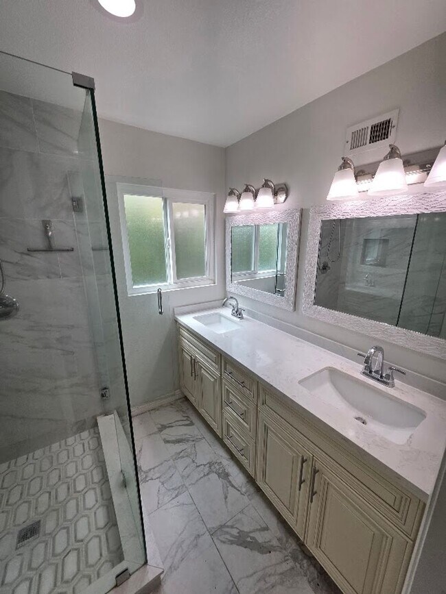 Foto del edificio - SPACIOUS 4BD/2BA WITH GARAGE, LAUNDRY AND ...