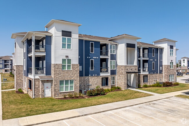 Building Photo - Windsor at Manhattan