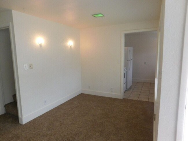 Foto del edificio - 3Bd/1.5Ba Two Story House - Available to View!