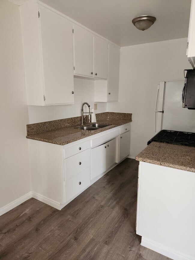 Building Photo - 174 N Mar Vista Ave