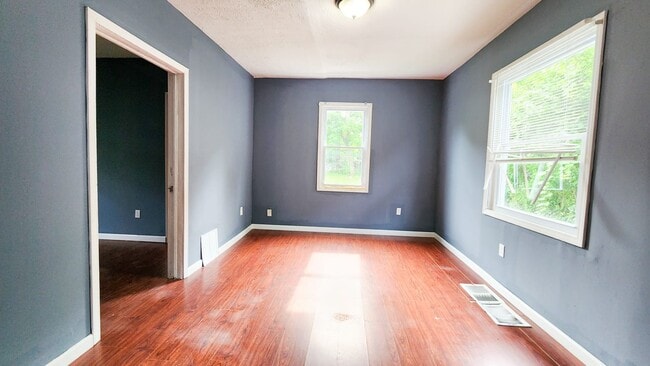 Building Photo - 3225 W 58th St