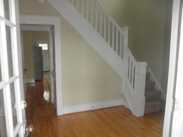 Building Photo - 18 Glenmore Ave/ Charming 3 bedroom 2 bath...