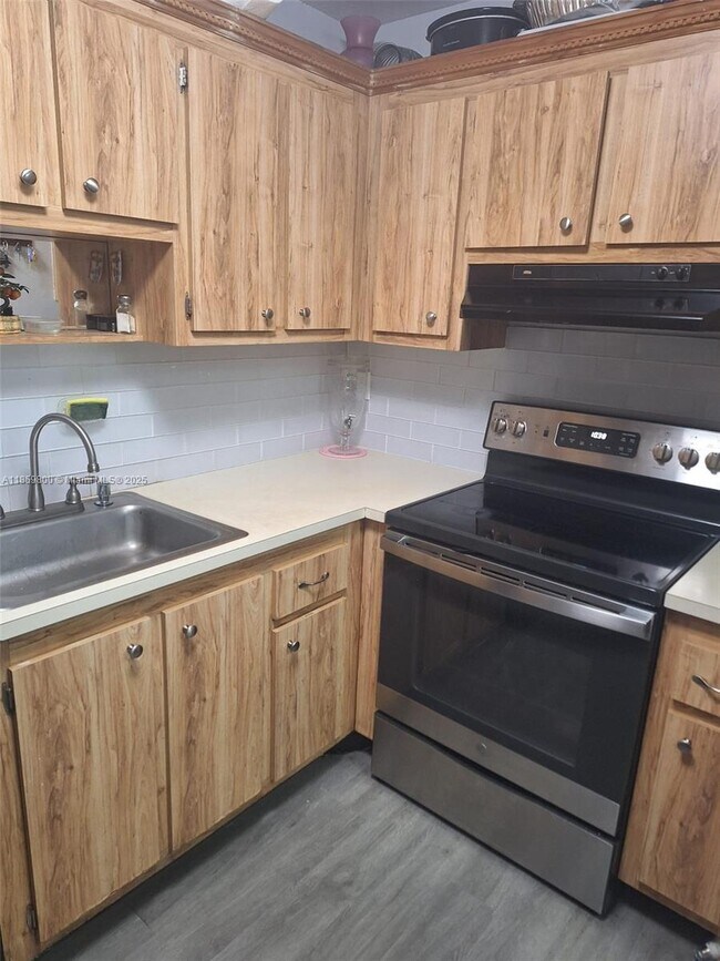 Foto del edificio - 3245 NW 102nd Terrace
