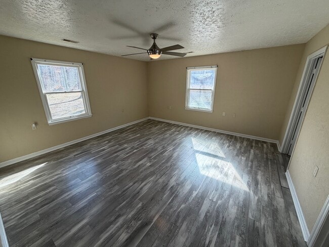 Building Photo - 261 Oak Dr