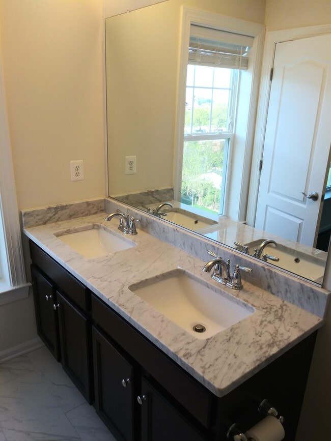 Building Photo - 634 Totten Mews NE