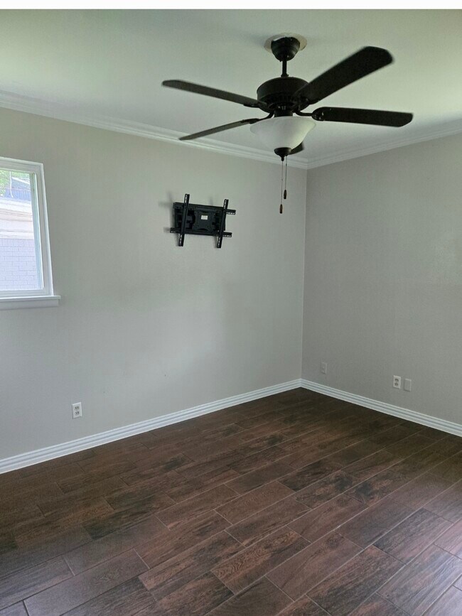 Building Photo - 1628 Gill St