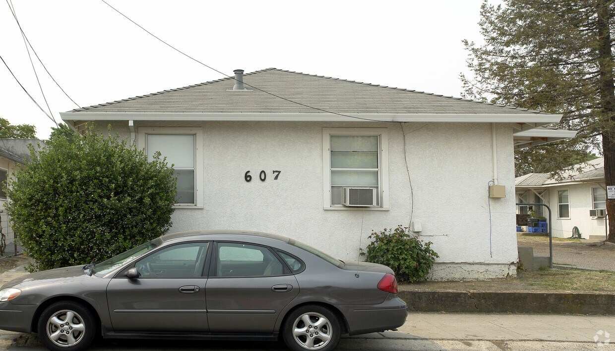 Building Photo - 607 W 15th St