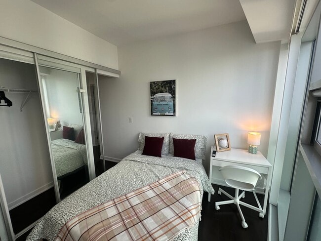Photo du bâtiment - Deluxe Room - York St & Bremner Blvd