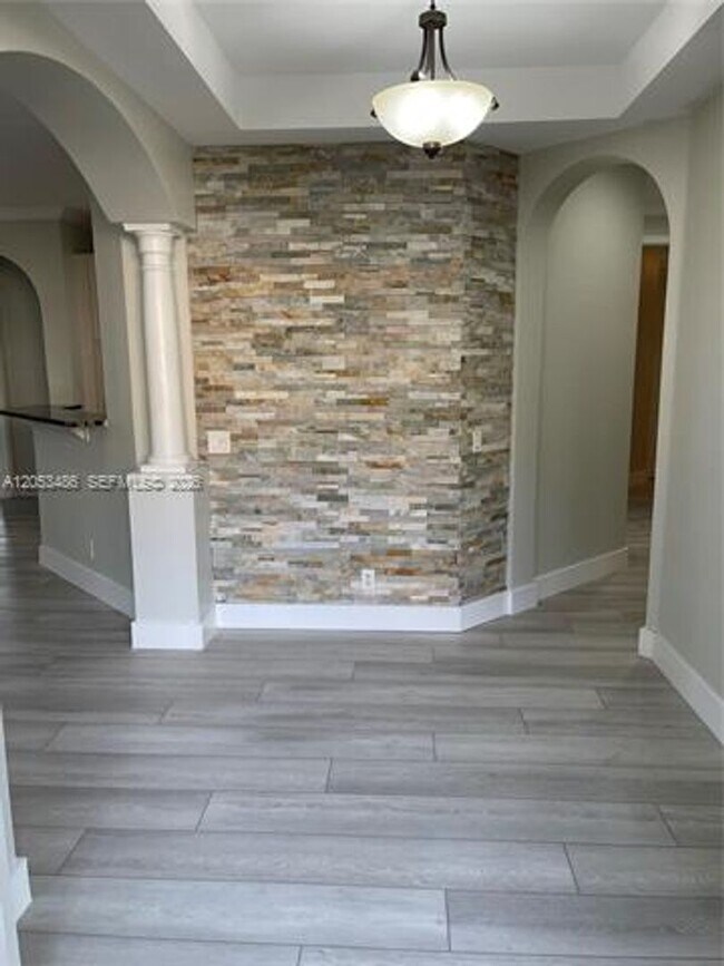 Foto del edificio - 2727 Center Ct Dr