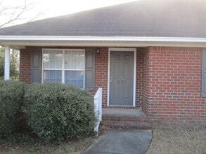 Building Photo - 2010 Essex Dr