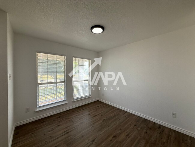 Building Photo - 5823 Midcrown Dr