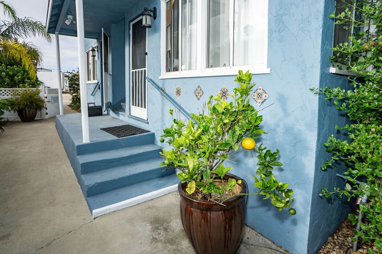 Foto principal - Great two bedroom, one bath beach bungalow...