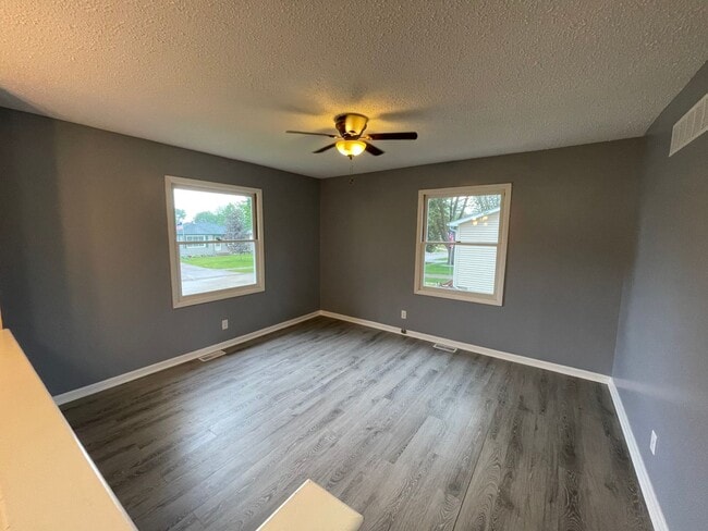 Building Photo - Split Foyer Available Now!