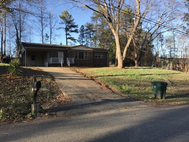 Foto del edificio - Large yard with plenty of room for work or...