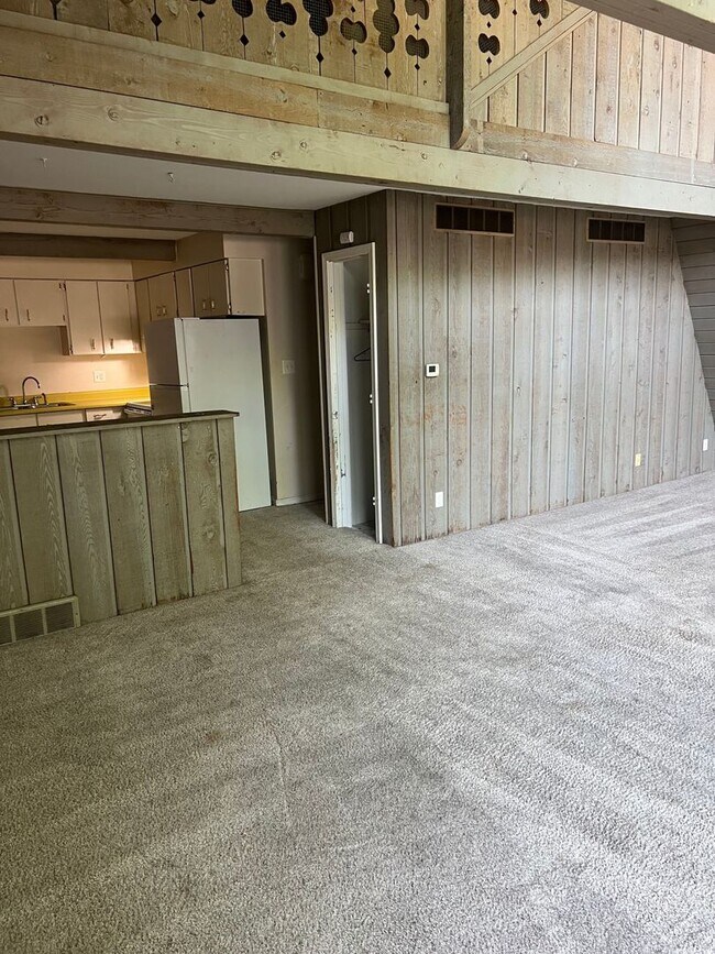 Foto del edificio - 1 bedroom, 2 lofted conforming rooms/ 1.5 ...