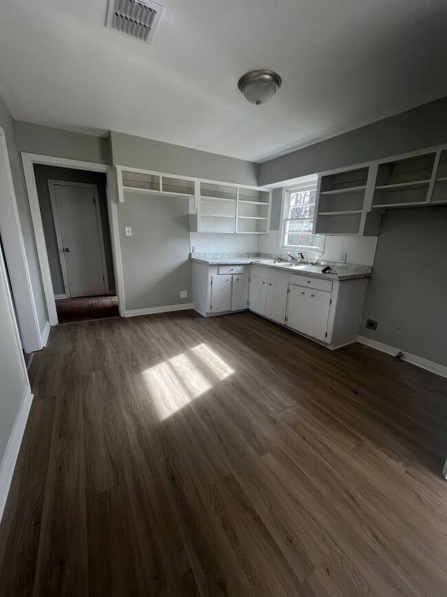 Building Photo - Section 8 Accepted!  MOVE IN Ready!