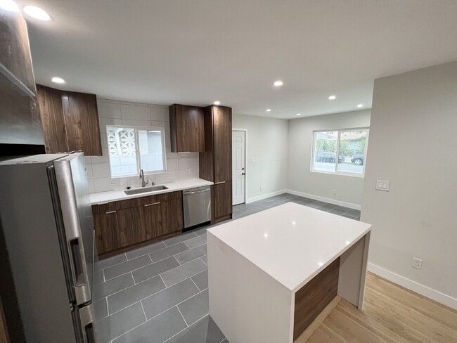 Building Photo - Modern Pet-Friendly Hawthorne Home With Ga...