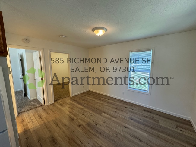 Living - 585 Richmond Ave SE