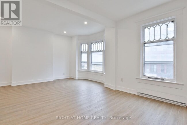 Building Photo - 552 College St