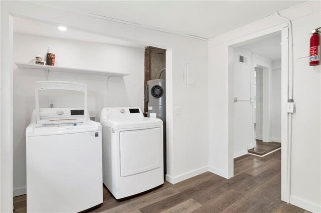 Foto del edificio - 331 Azalea Cir W