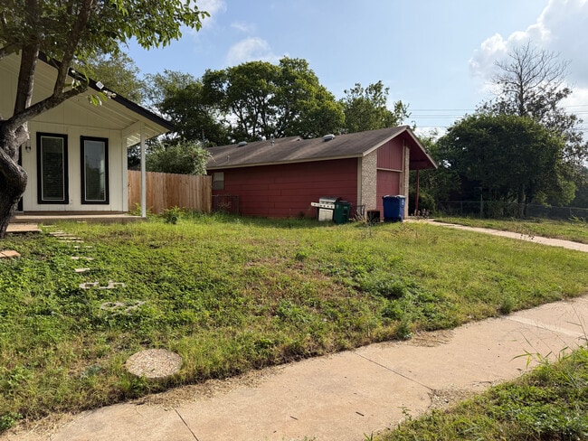 Building Photo - Room in House on Rockridge Dr
