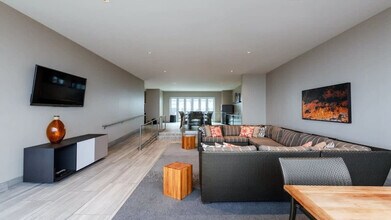 Building Photo - 1016 Elm St