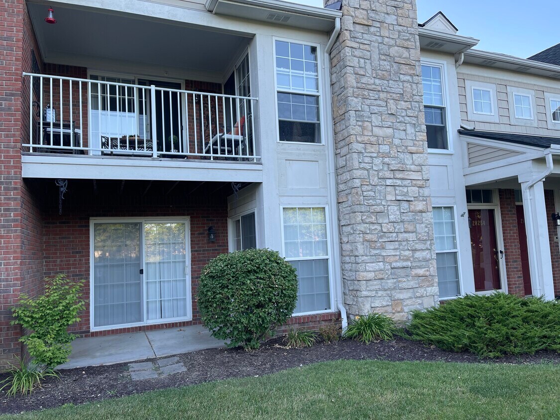 28254 Oakmonte Cir E Unit 1, New Hudson, MI 48165 Condo for Rent in