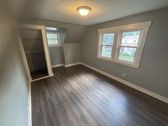 Foto del edificio - Spacious & Bright 2BR Duplex Unit Featuring Private Yard & Ample Parking