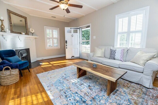 Building Photo - 4018 Newport Dr