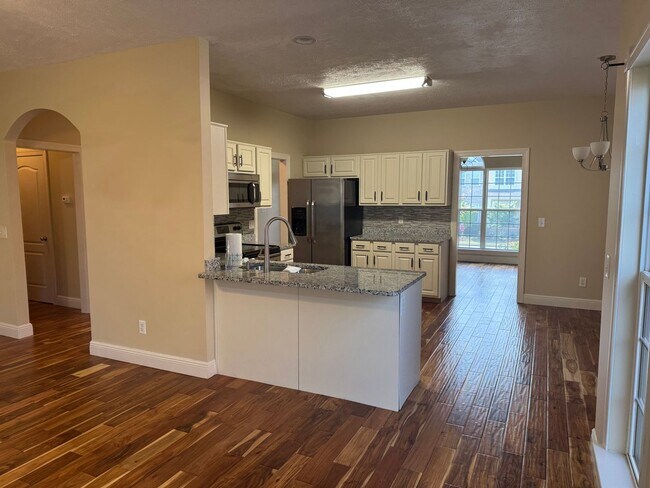 Foto del edificio - Great 4BR home near Brentwood