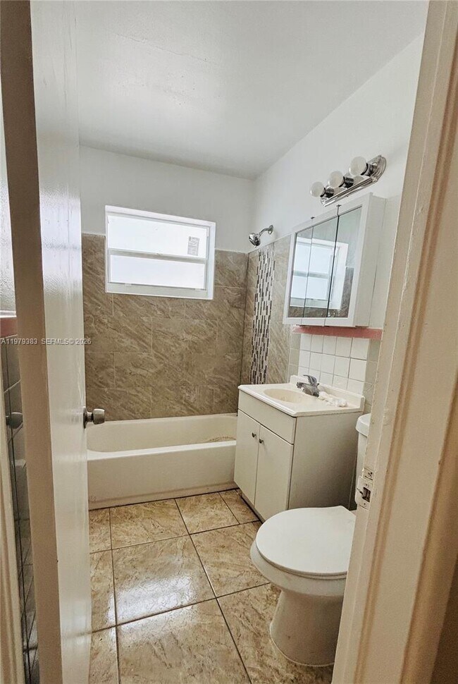 Foto del edificio - 825 NE 7th St