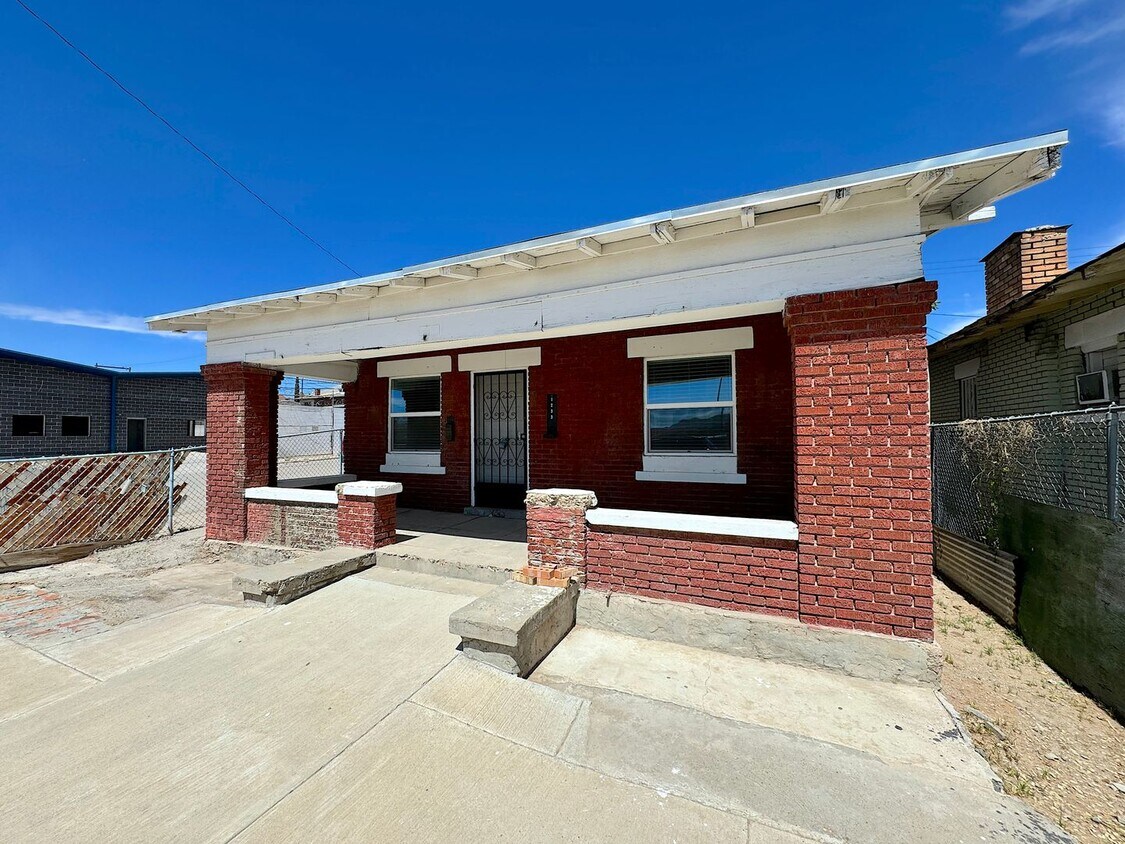 Foto principal - 2 bed w/REFRIG A/C and HUGE finished basem...
