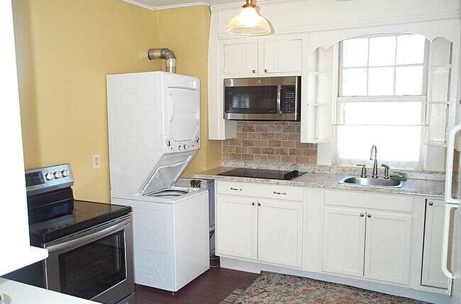 Kitchen - 772 Farmington Ave