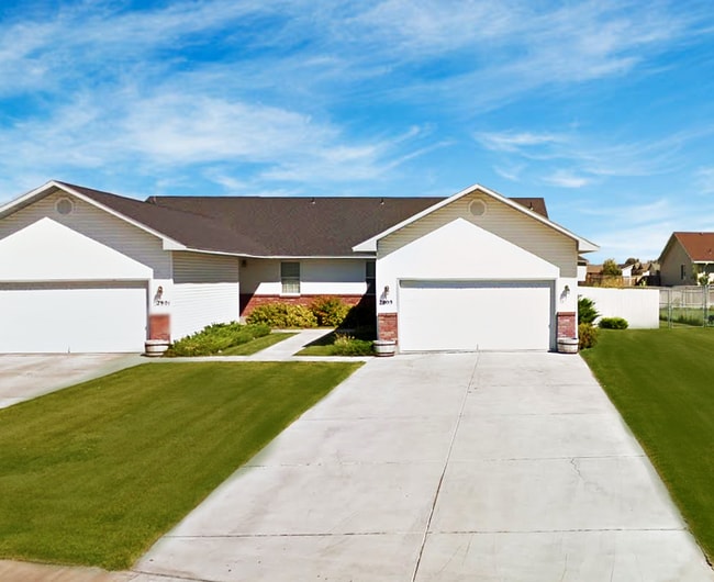 Building Photo - Spacious & Updated 4 Bedroom, 3 Bathroom T...