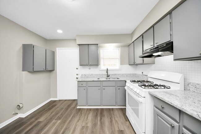 Foto del edificio - 1736 Crestdale Dr