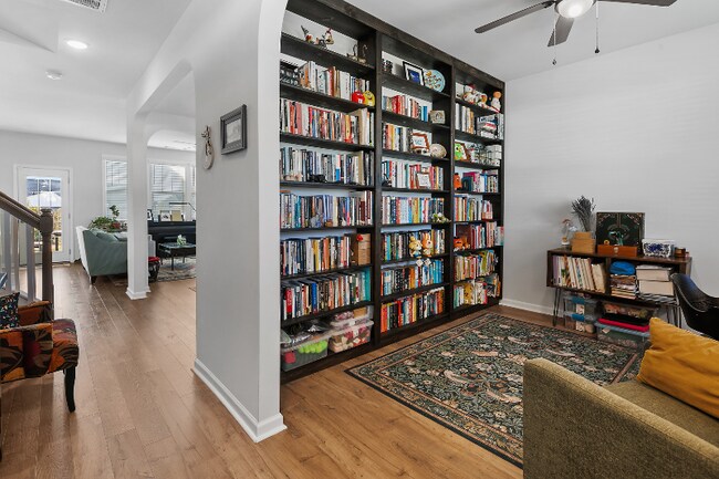Foto del edificio - 6608 Carswell Dr