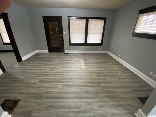 Building Photo - 434 N Gladstone Ave