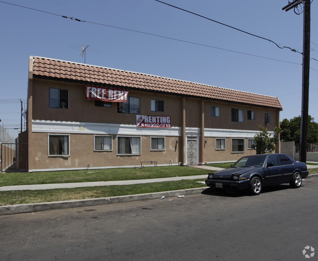 Foto del edificio - 6910 Simpson Ave