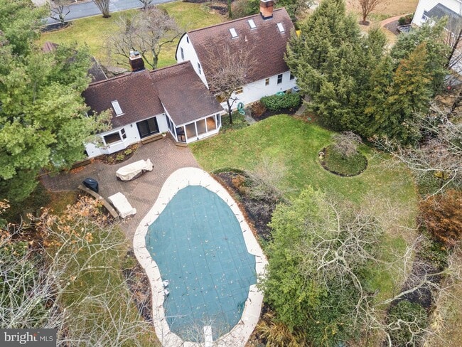 Building Photo - 703 White Swan Dr