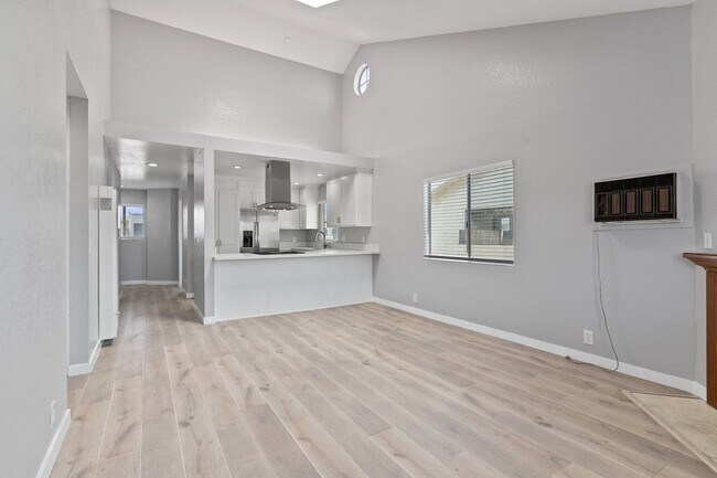 Building Photo - 1075 Gladys Avenue