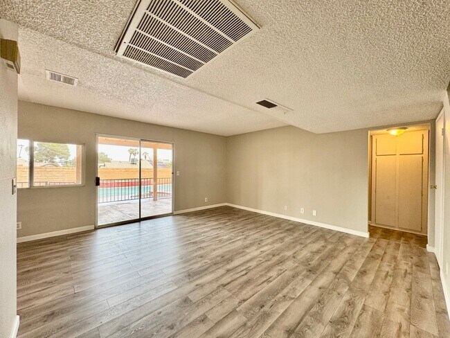 Foto del edificio - Fully Remodeled W/ Pool and 4 Bedrooms! Centrally Located