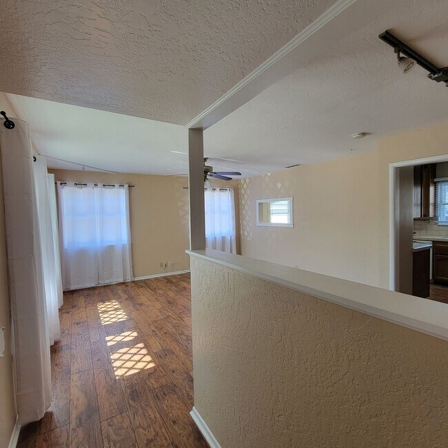 Foto del edificio - Adorable 2 bed 1.5 bath house with HUGE yard!!