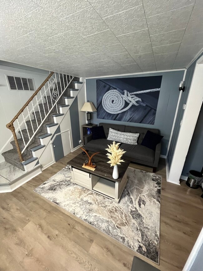 Lounge - 727 Madison St